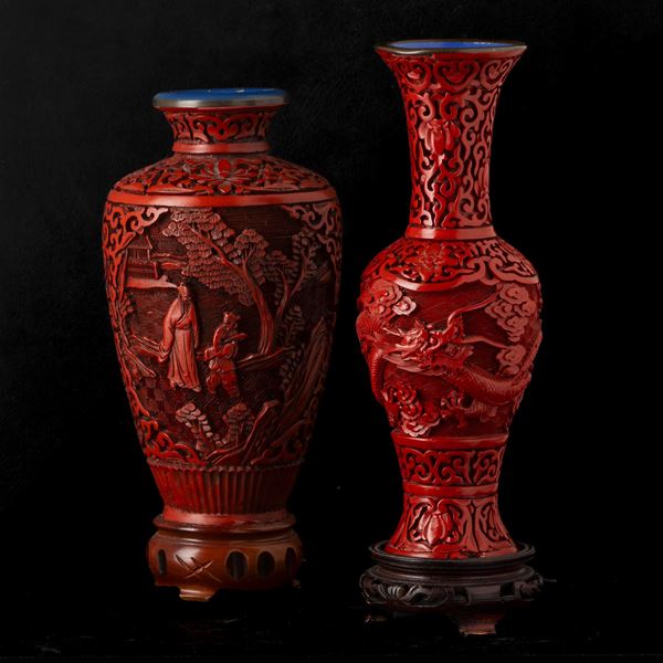 Lotto composto da due vasi in legno rosso laccato raffiguranti personaggi e drago con decori a motivi floreali, Cina, Dinastia Qing, XIX
