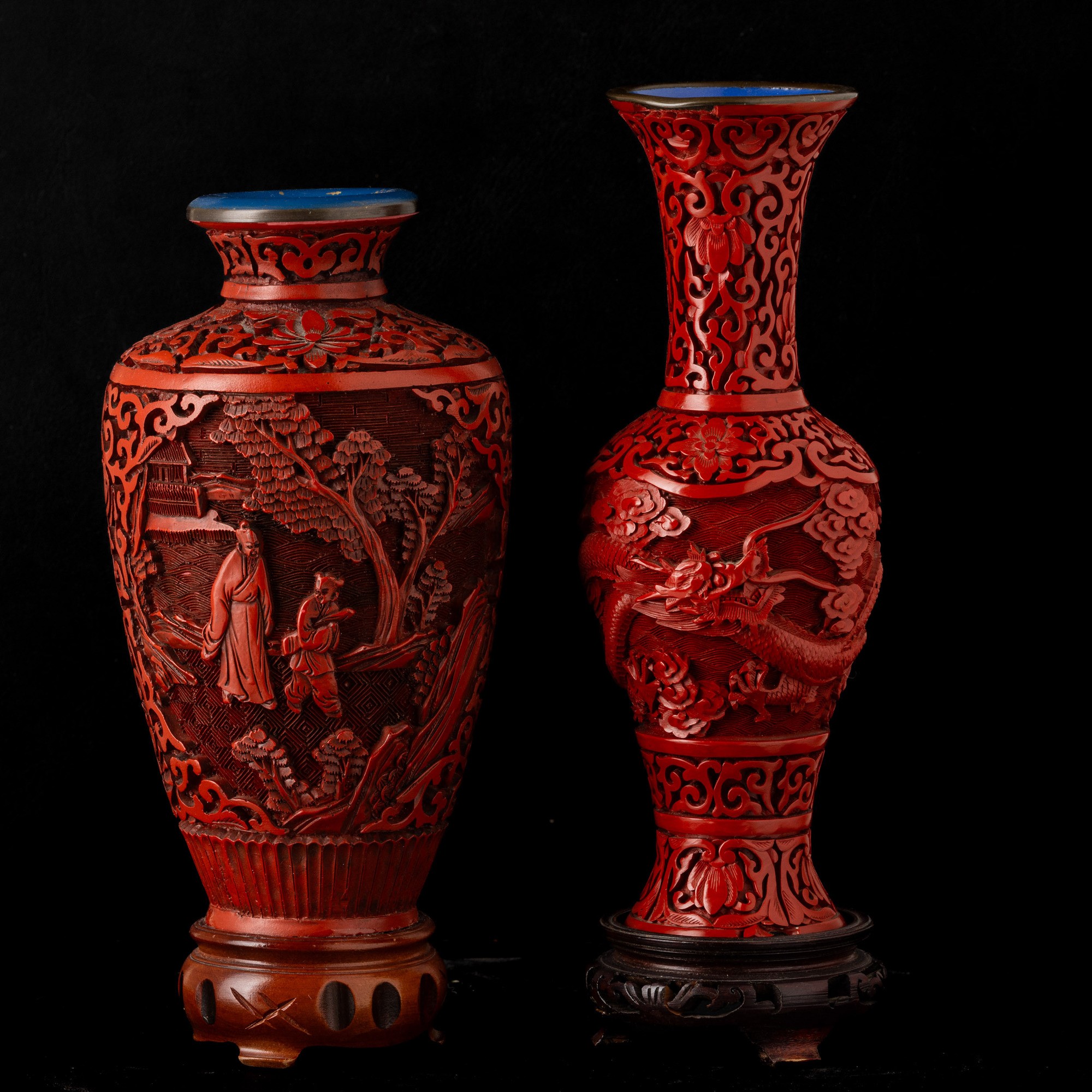 Coppia di vasi in legno rosso laccato, Personaggi e drago con decorazioni floreali, Cina, Dinasti...
