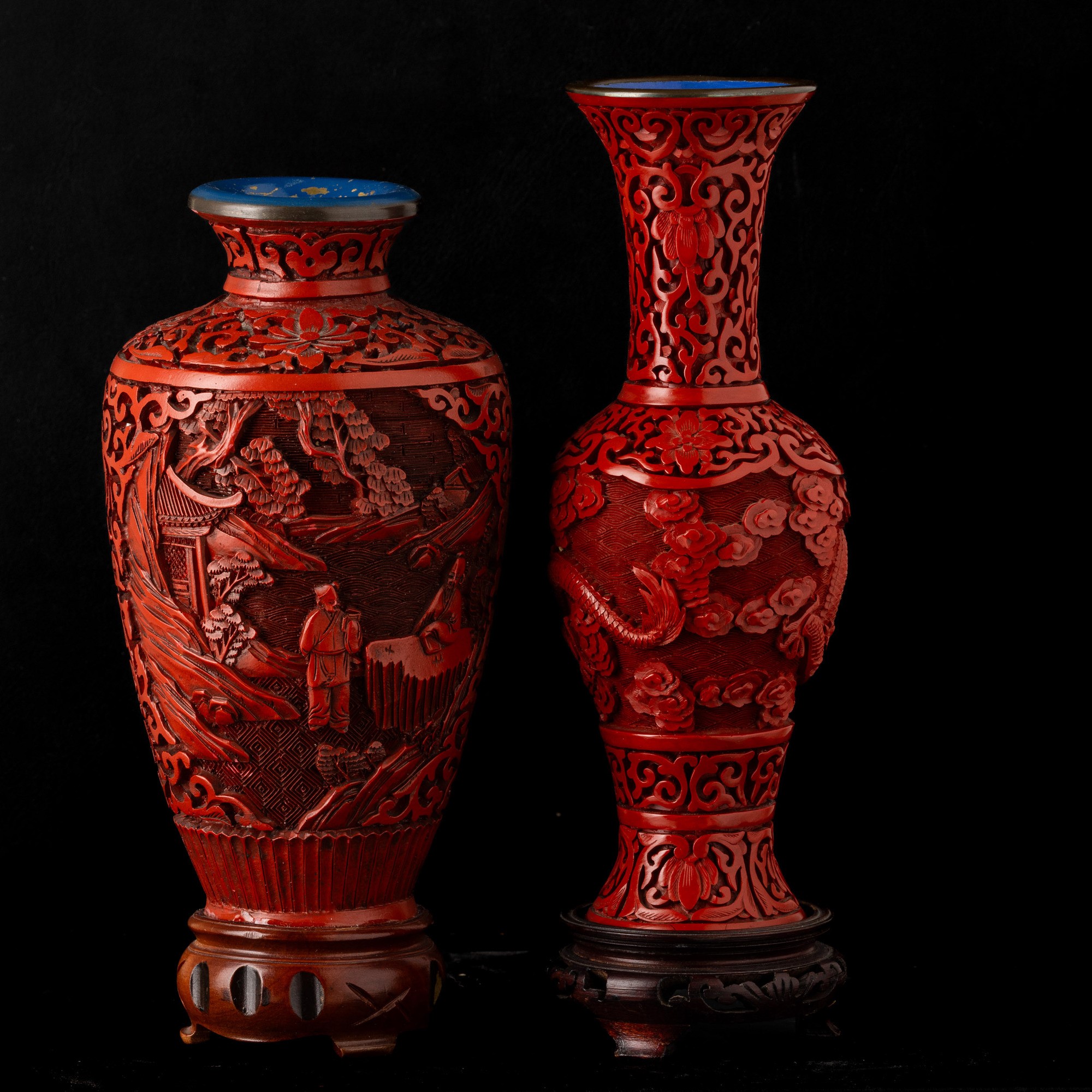 Coppia di vasi in legno rosso laccato, Personaggi e drago con decorazioni floreali, Cina, Dinasti...
