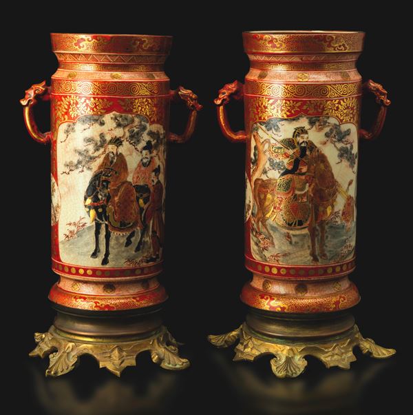 Coppia di vasi in porcellana Arita raffigurante scena di vita comune entro riserve sagomate con montatura in bronzo, Giappone, XIX secolo
