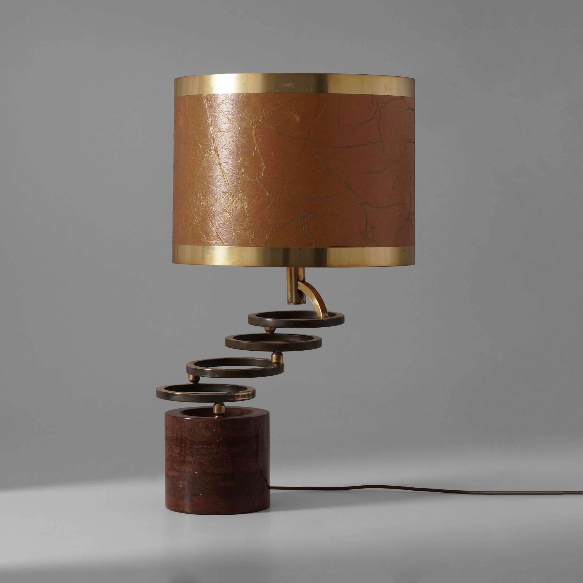 Lampada da tavolo in ottone con base in marmo e paralume in materiale plastico, produzione italia...