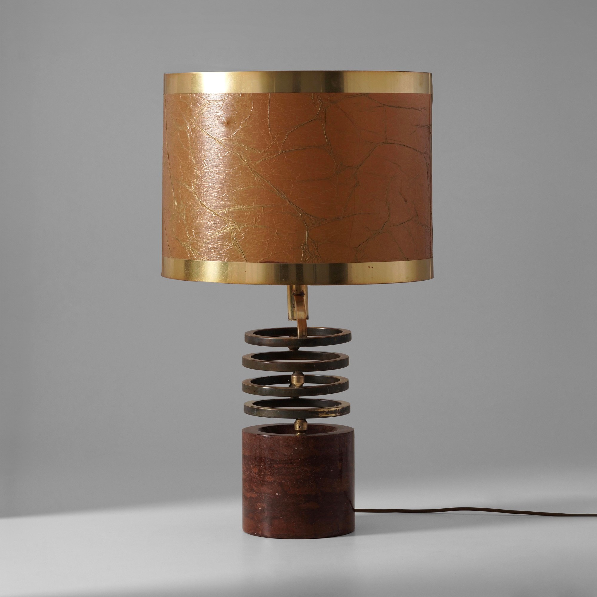 Lampada da tavolo in ottone con base in marmo e paralume in materiale plastico, produzione italia...