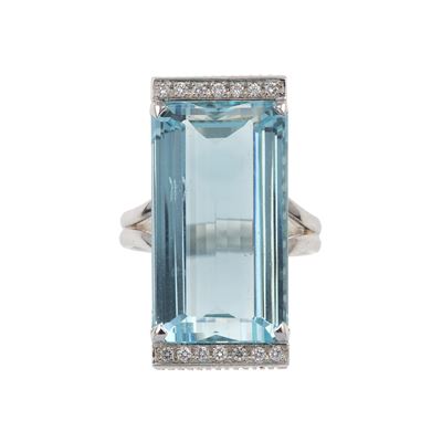 Anello con Acquamarina di Ct 28.00 Circa e Piccoli Diamanti