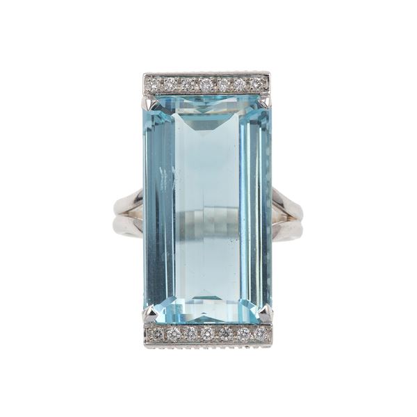 Aquamarine, diamond and gold ring