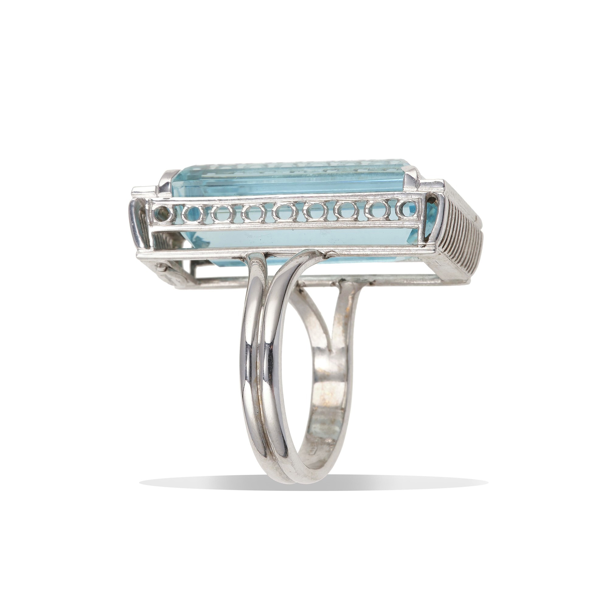 Anello con Acquamarina di Ct 28.00 Circa e Piccoli Diamanti