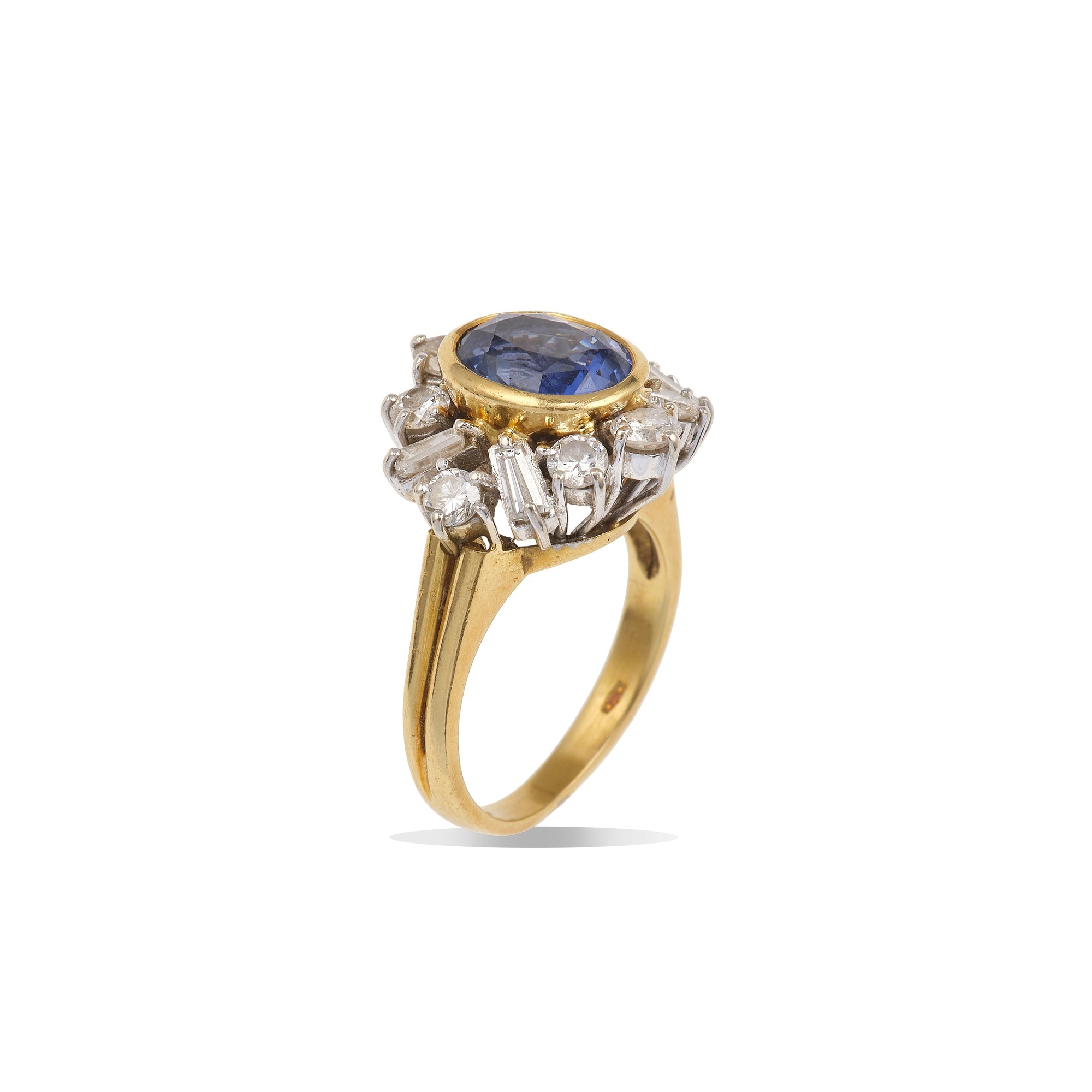 Anello, zaffiro e diamanti in montatura in oro giallo e oro bianco 750/1000