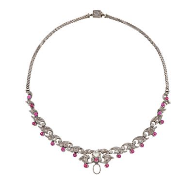 Girocollo in oro bianco 750/1000 con diamanti di vecchio taglio, rosette diamantate e gemme rosse...