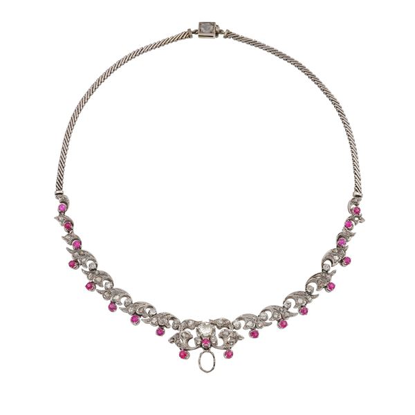 Girocollo con diamanti di vecchio taglio, rosette di diamante e gemme rosse sintetiche