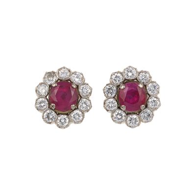 Orecchini con Rubini Burma e Diamanti a Contorno
