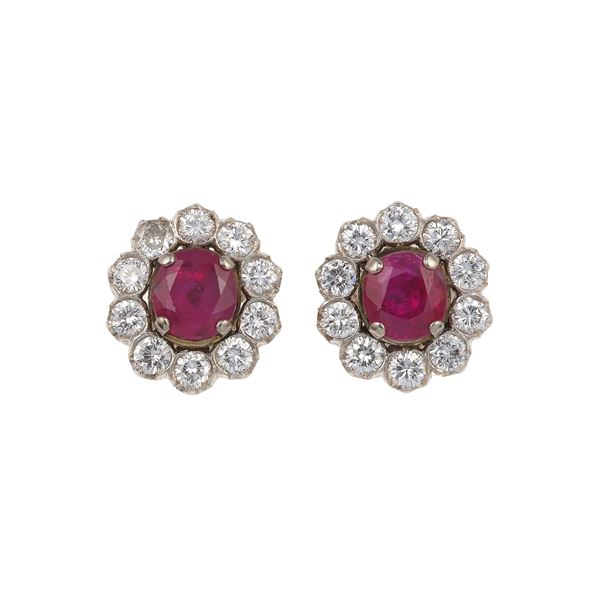 Orecchini con rubini Burma e diamanti a contorno