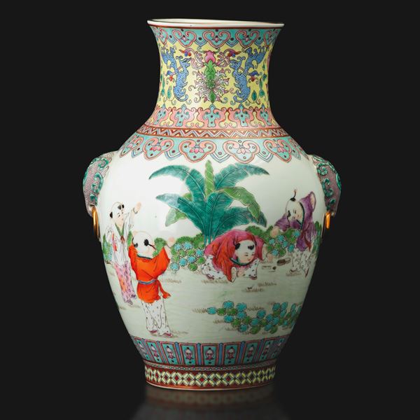 Vaso in porcellana Famiglia Rosa raffigurante scena di vita comune con Ruyi e fenici, decori a motivi geometrici, Cina, XX secolo