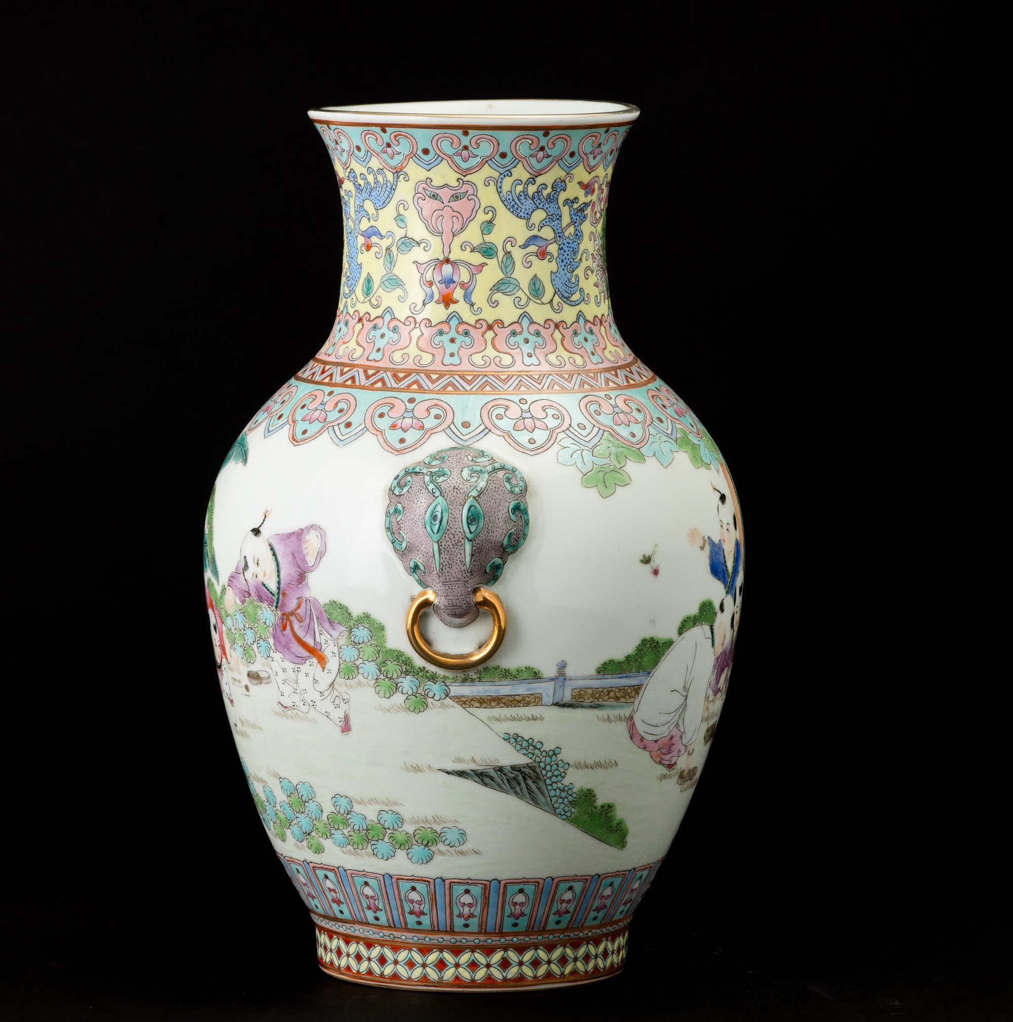 Cina, Vaso in porcellana della Famiglia Rosa con Ruyi, fenici e scena di vita comune