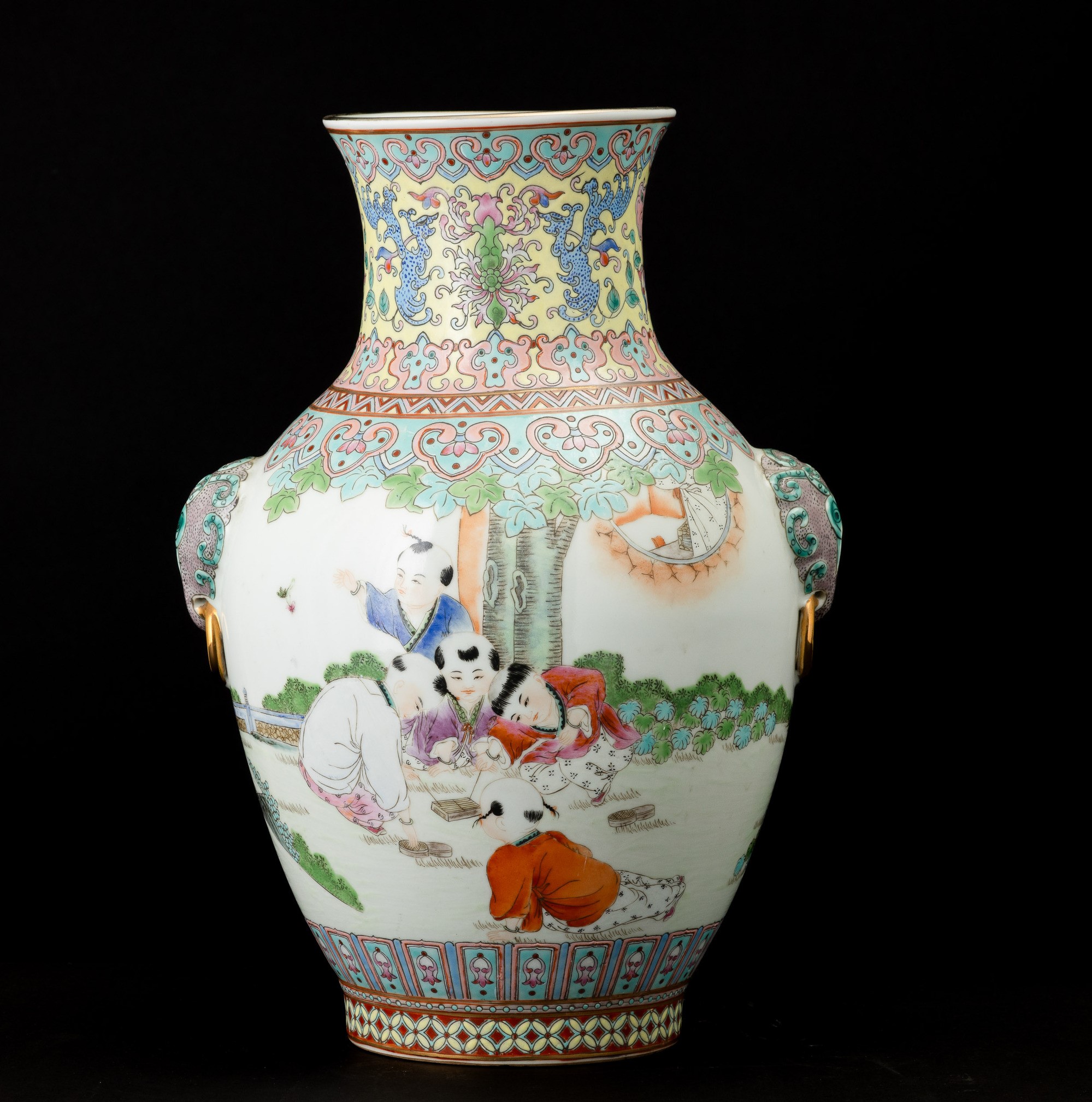 Cina, Vaso in porcellana della Famiglia Rosa con Ruyi, fenici e scena di vita comune