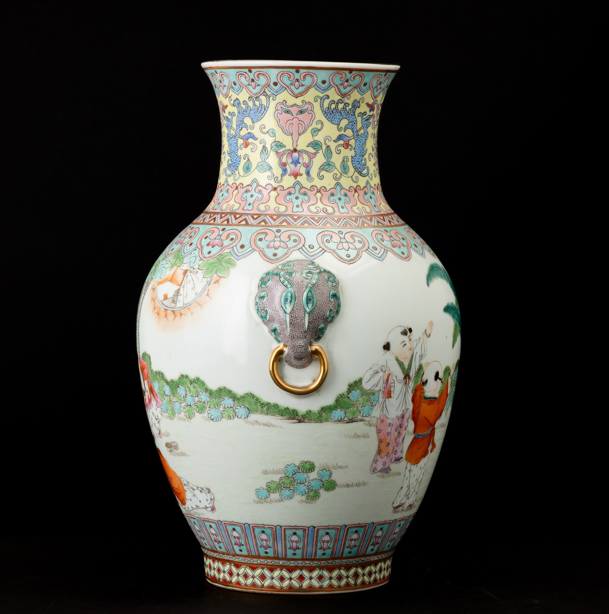 Cina, Vaso in porcellana della Famiglia Rosa con Ruyi, fenici e scena di vita comune
