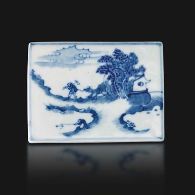 Calamaio in porcellana bianca e blu con scena di vita quotidiana, Cina, Dinastia Qing, epoca Jiaq...