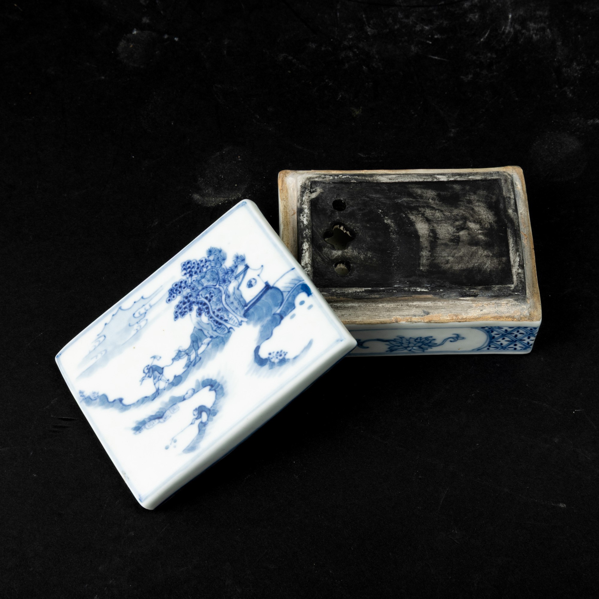 Calamaio in porcellana bianca e blu con scena di vita quotidiana, Cina, Dinastia Qing, epoca Jiaq...