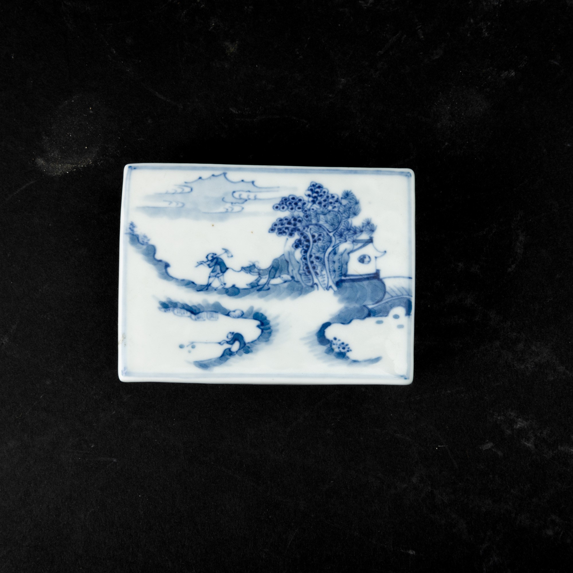 Calamaio in porcellana bianca e blu con scena di vita quotidiana, Cina, Dinastia Qing, epoca Jiaq...