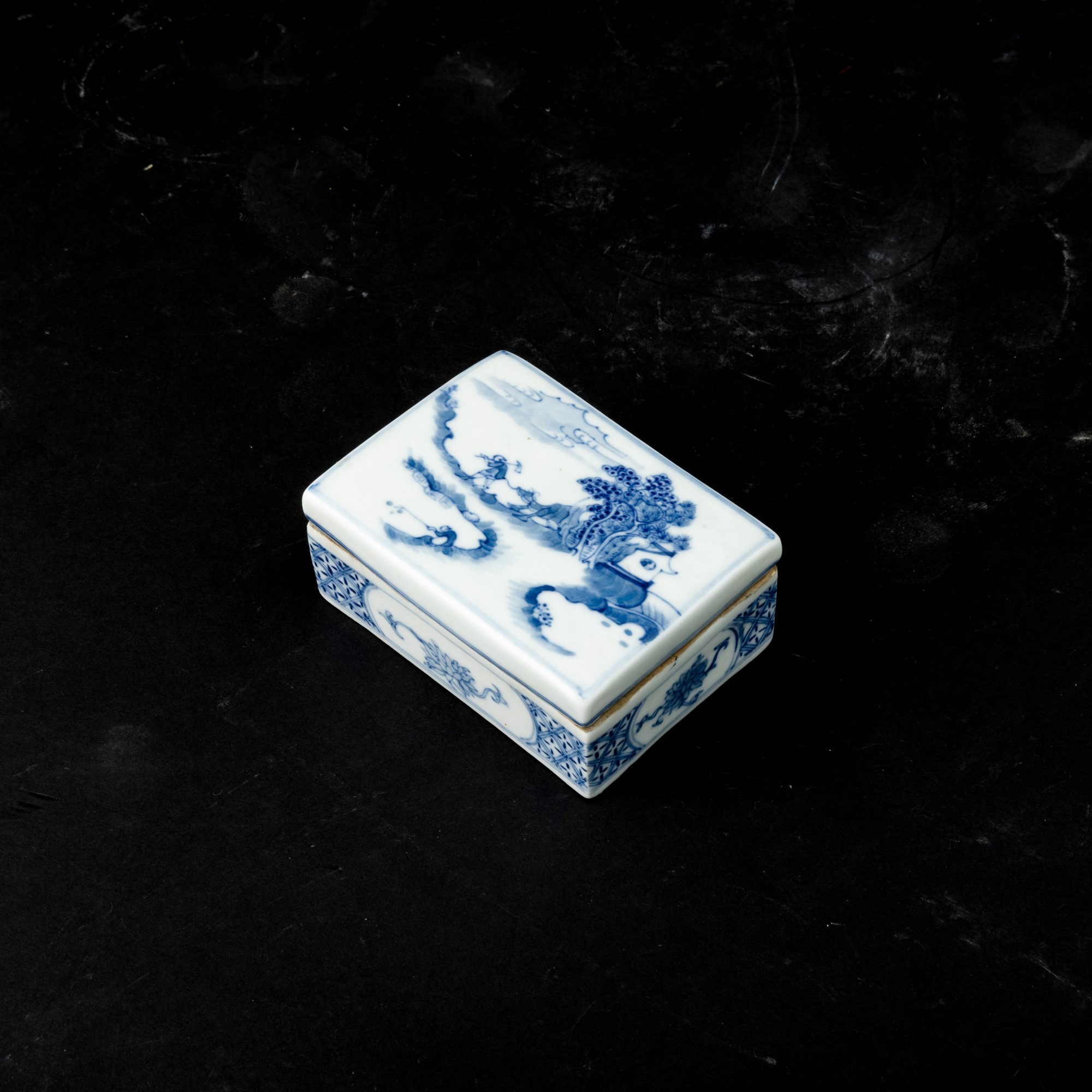 Calamaio in porcellana bianca e blu con scena di vita quotidiana, Cina, Dinastia Qing, epoca Jiaq...