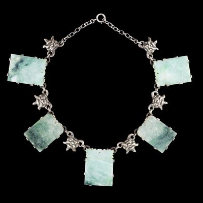 Collana con placche in giada verde, decori incisi e iscrizioni, Cina, Repubblica