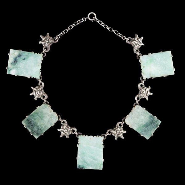 Collana con placche in giada verde con decori incisi e iscrizioni, Cina, Repubblica