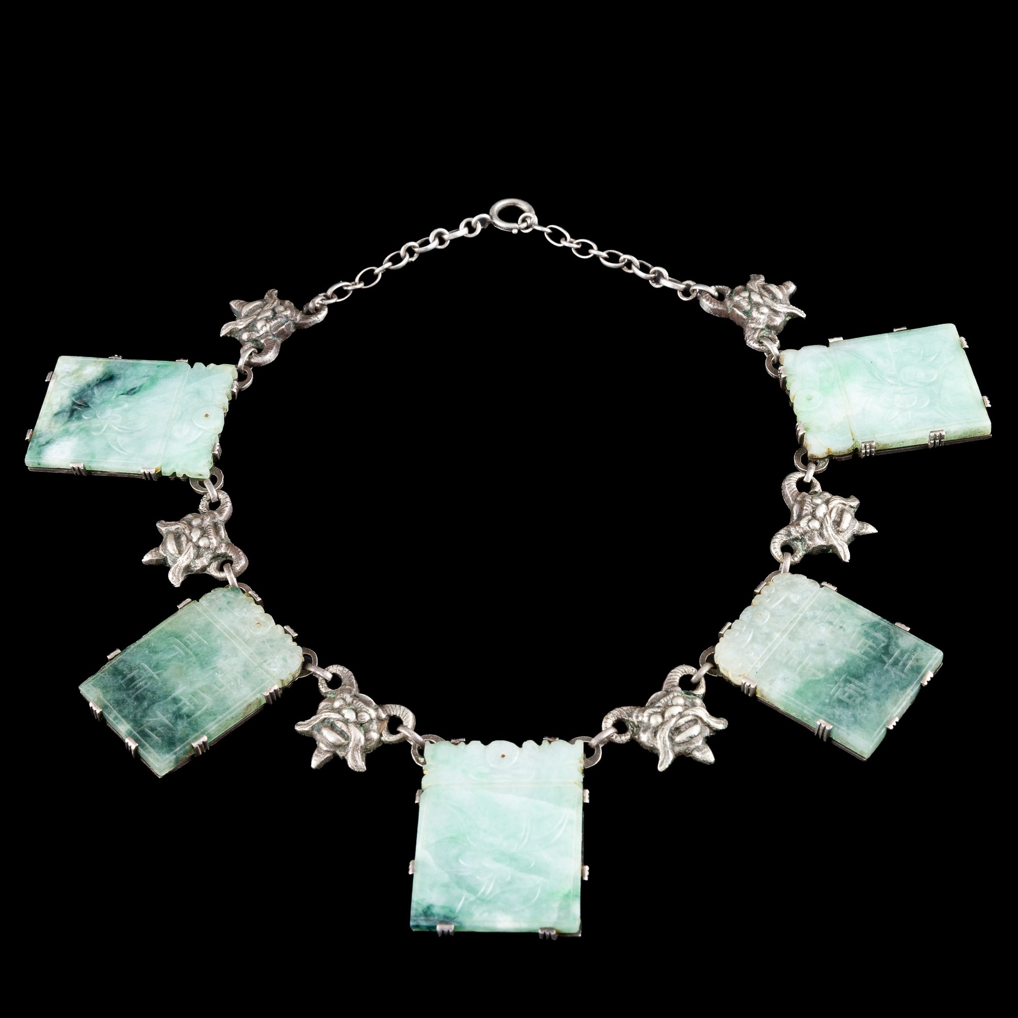 Collana con placche in giada verde, decori incisi e iscrizioni, Cina, Repubblica