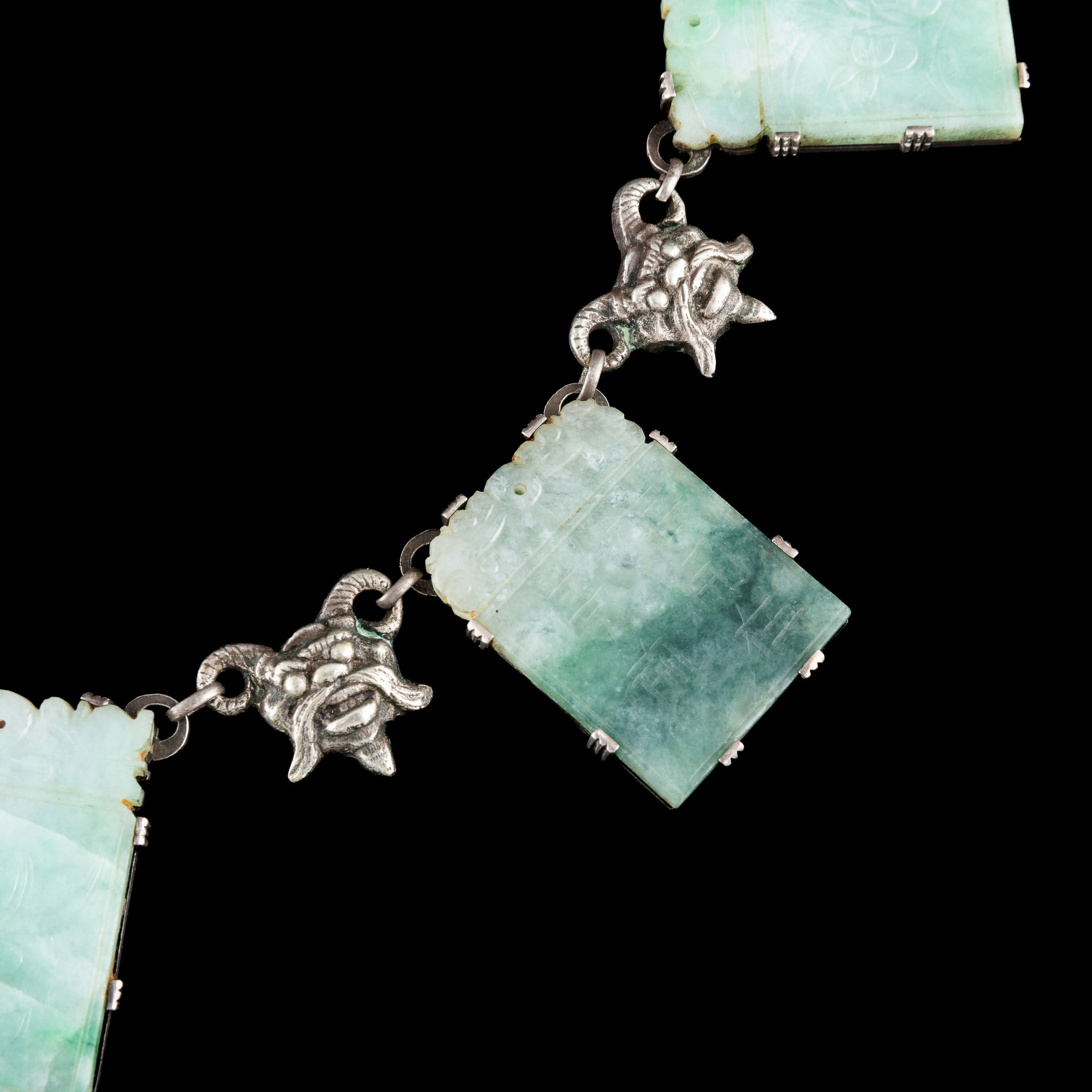 Collana con placche in giada verde, decori incisi e iscrizioni, Cina, Repubblica