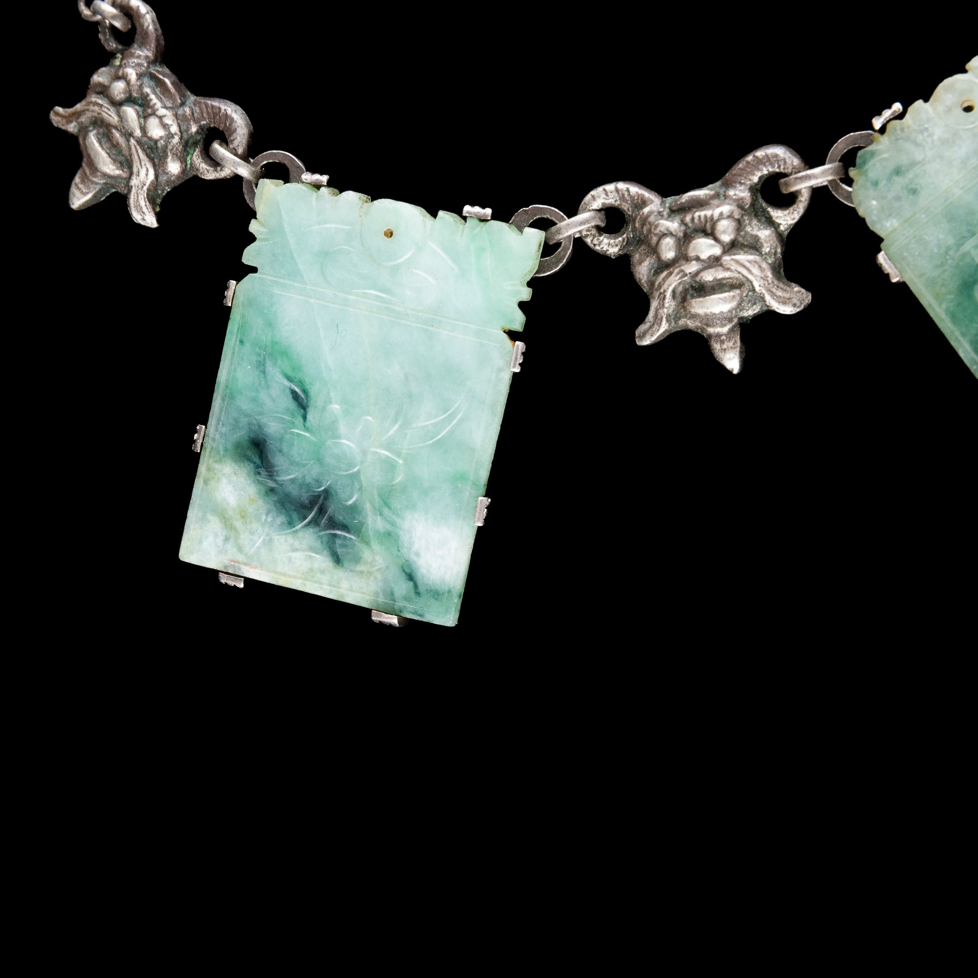 Collana con placche in giada verde, decori incisi e iscrizioni, Cina, Repubblica