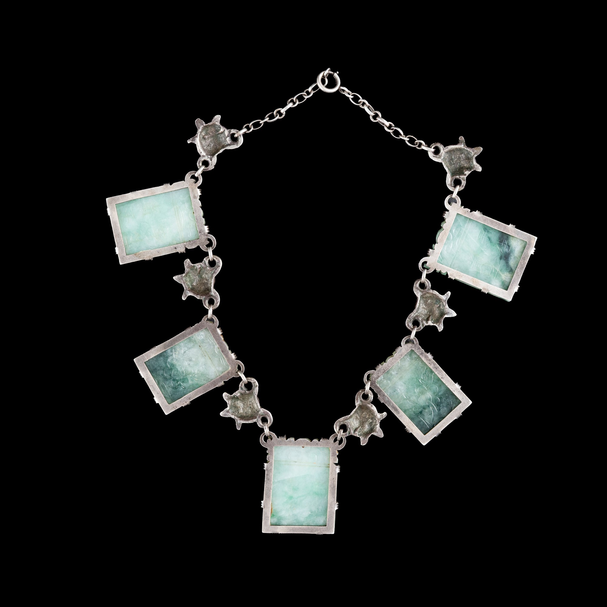 Collana con placche in giada verde, decori incisi e iscrizioni, Cina, Repubblica