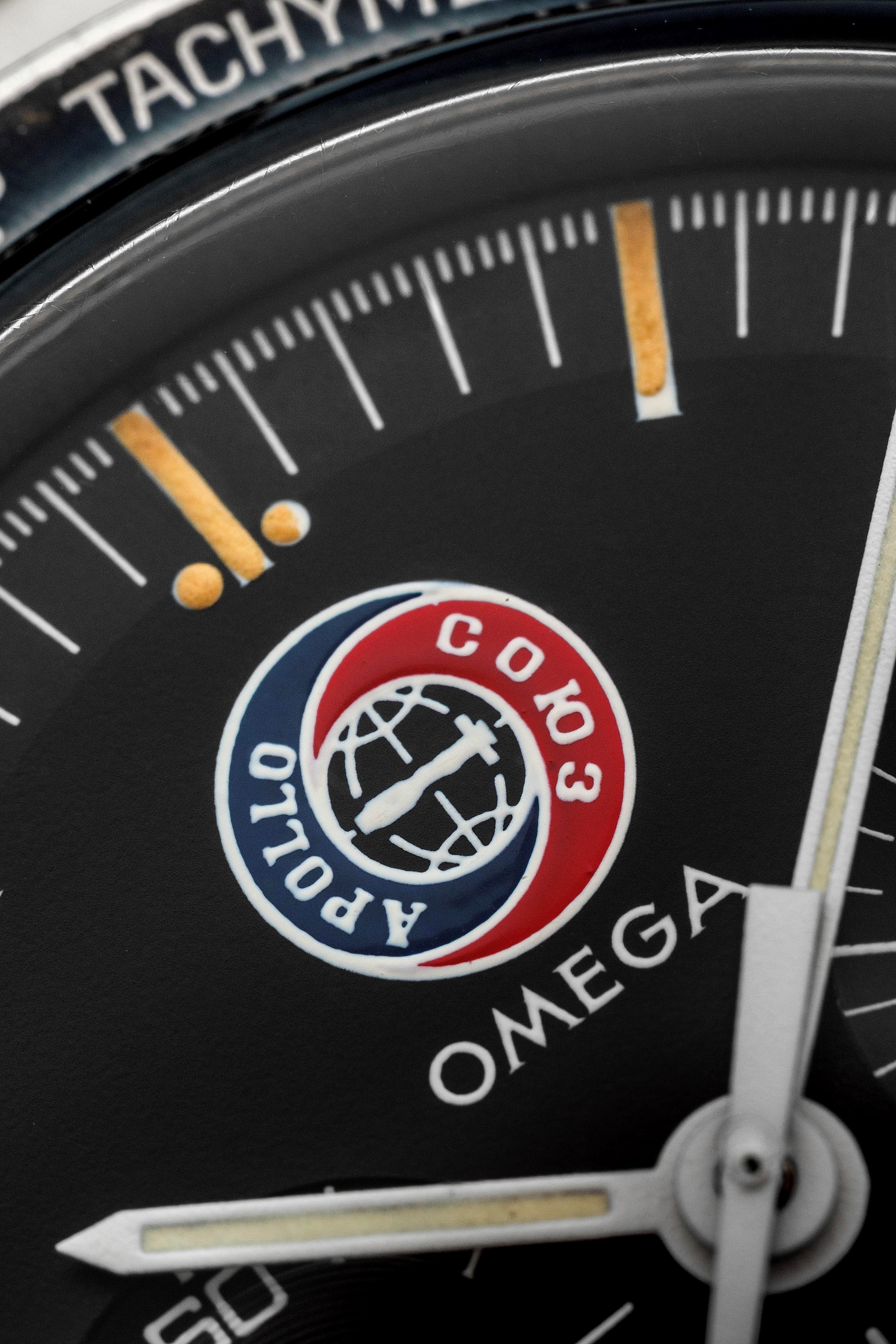 Omega - Speedmaster “Apollo Soyuz” ref. ST 145.0022, acciaio, quadrante nero con emblema (95/500 ...