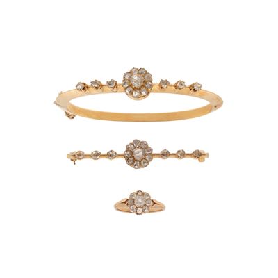 Parure Composta da Bracciale Rigido, Spilla ed Anello con Rosette di Diamante