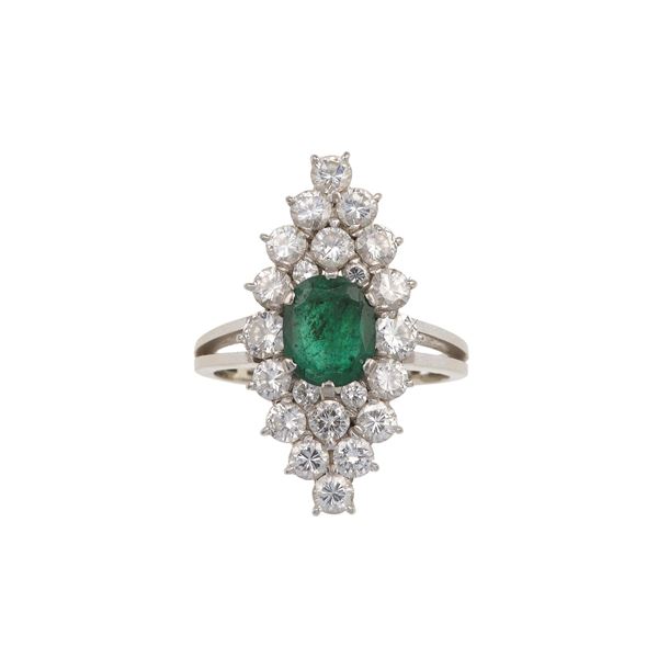 Anello con smeraldo centrale e piccoli diamanti
