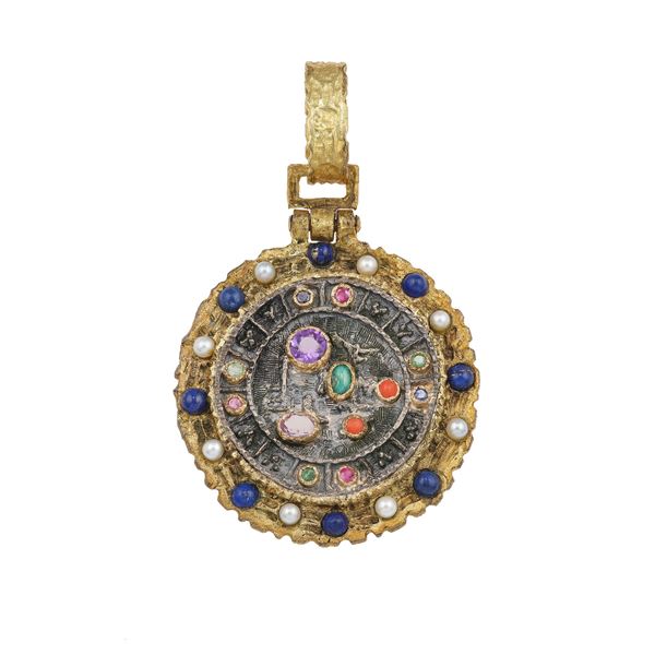Sforza. Pendente con lapislazzuli, perle, coralli, turchese e gem set