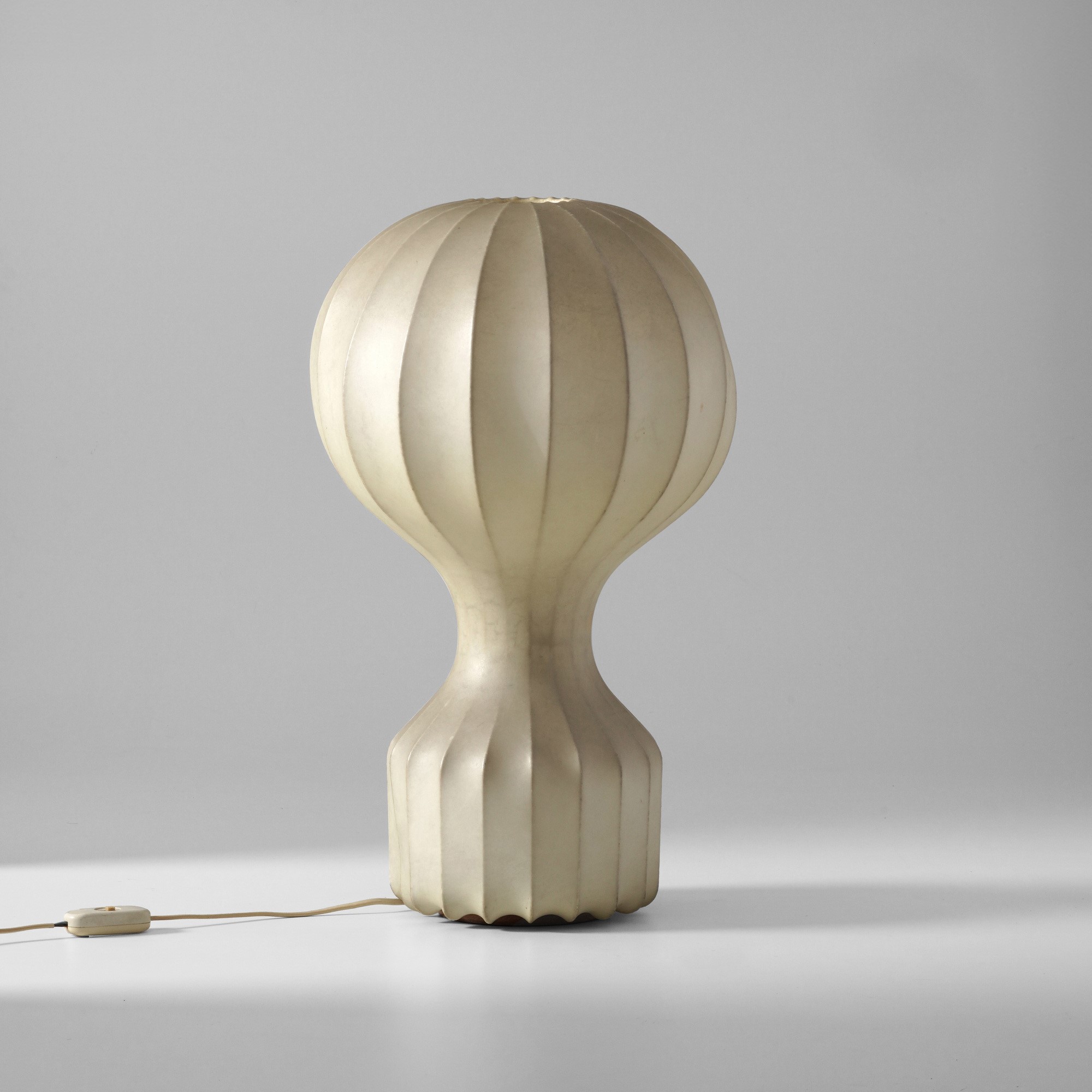 Achille e Piergiacomo Castiglioni - Lampada da tavolo modello “Gatto”, diffusore in cocoon