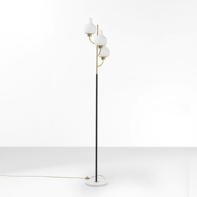 Lampada da terra, struttura in ottone e metallo laccato con base in marmo e diffusori in vetro op...