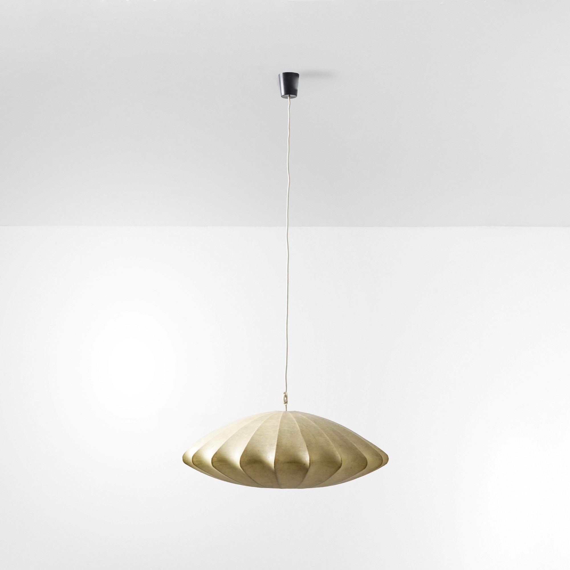 Lampada a sospensione, struttura in metallo e diffusore in materiale plastico (cocoon), produzion...