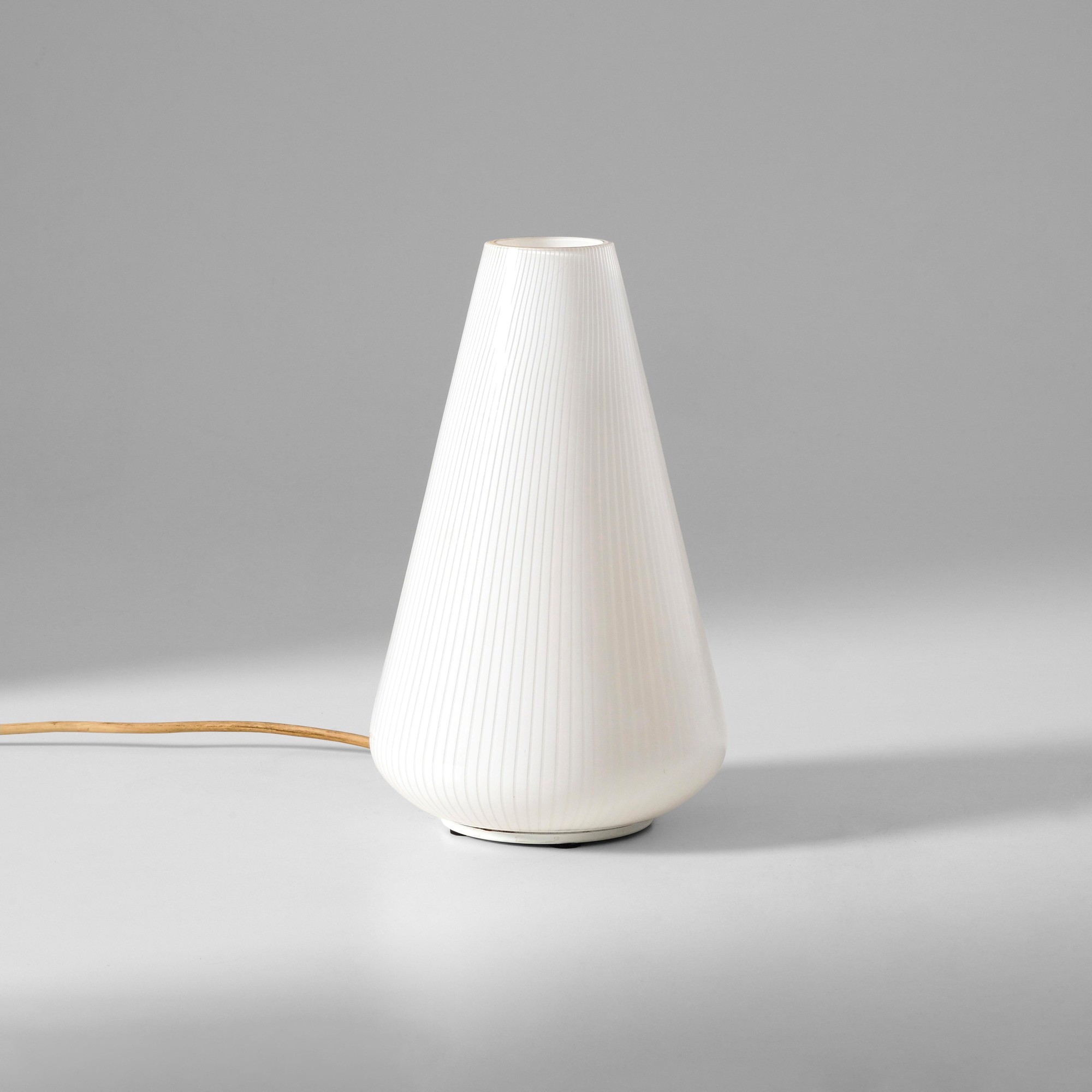 Lampada da tavolo, struttura in metallo laccato con diffusore in vetro (Italia, circa 1970)