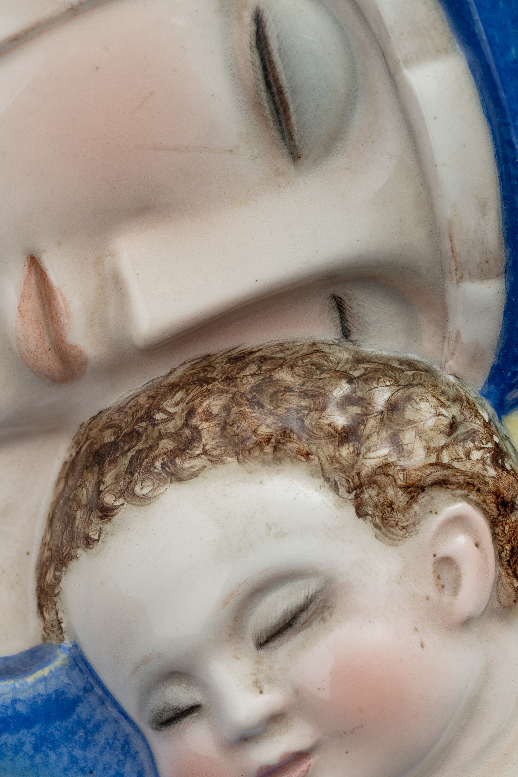 Lenci, Formella in terraglia policroma con Madonna col Bambino a rilievo