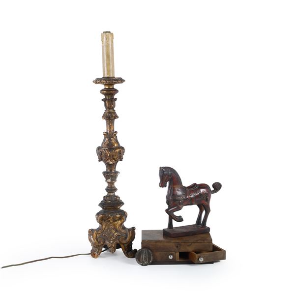 Lotto di oggetti in legno e una medaglia di Gian Galeazzo Visconti.