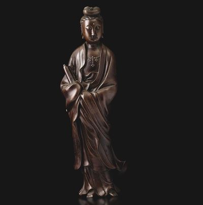 Figura di Guanyin, bronzo con inserti in argento, marcata “Shisou”, Cina, fine XVIII secolo