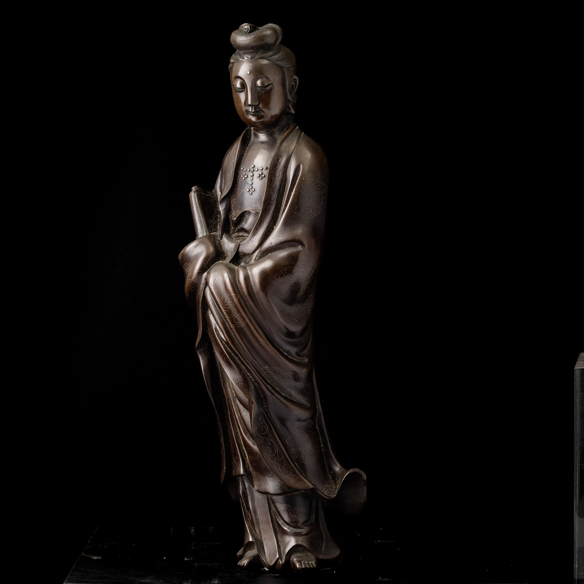 Figura di Guanyin, bronzo con inserti in argento, marcata “Shisou”, Cina, fine XVIII secolo