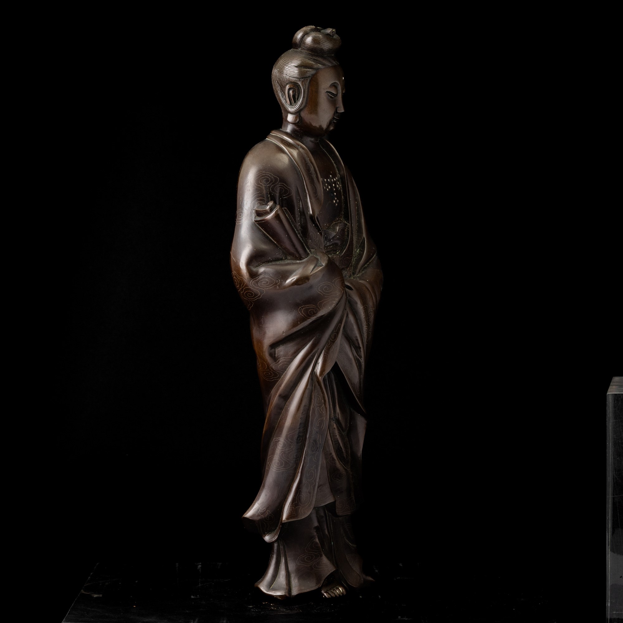 Figura di Guanyin, bronzo con inserti in argento, marcata “Shisou”, Cina, fine XVIII secolo