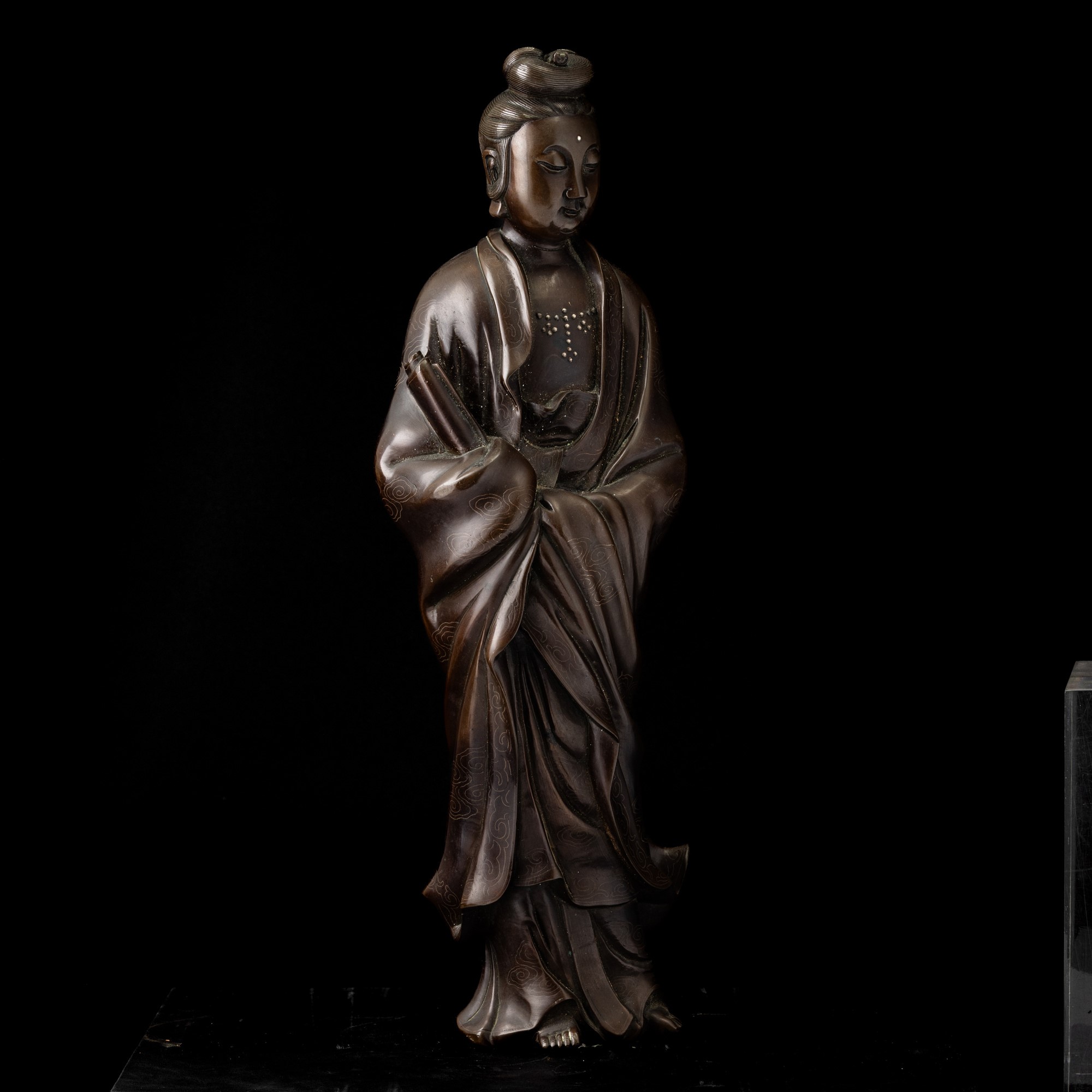 Figura di Guanyin, bronzo con inserti in argento, marcata “Shisou”, Cina, fine XVIII secolo