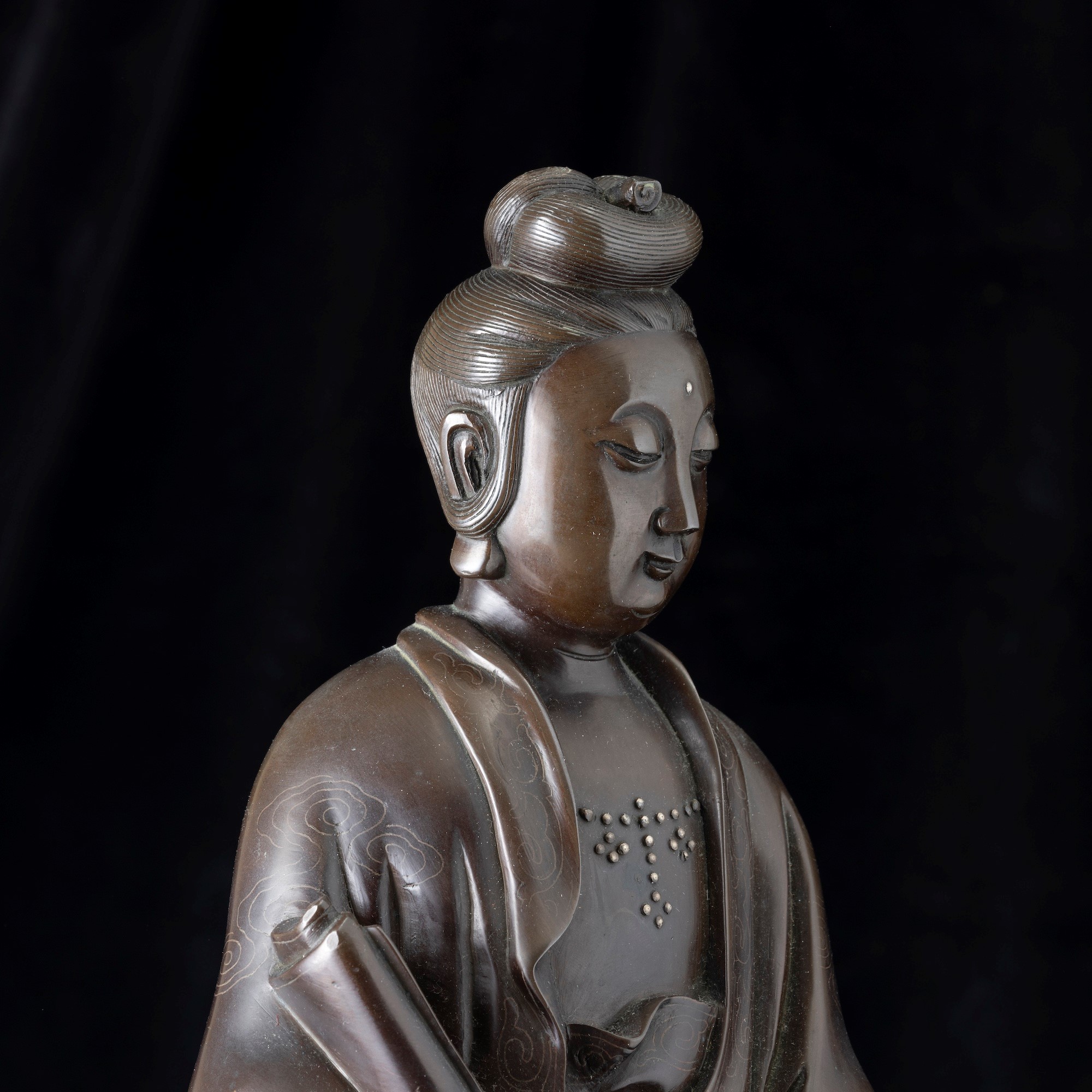 Figura di Guanyin, bronzo con inserti in argento, marcata “Shisou”, Cina, fine XVIII secolo