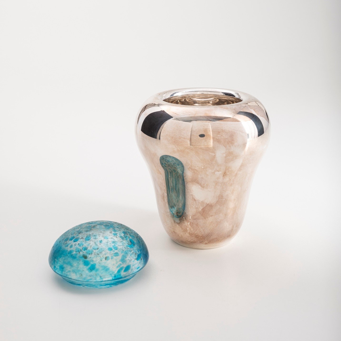 Argenteria italiana per Maison Pomellato, Vaso con coperchio in argento 925 (XX-XXI secolo)