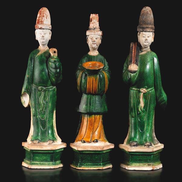 Lotto composto da tre figure di personaggi in terracotta invetriata, Cina, Dinastia Ming (1368-1644)