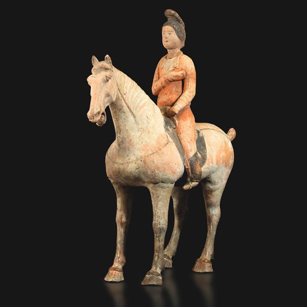 Figura di amazzone in sella ad un cavallo in terracotta con tracce di policromia, Cina, Dinastia Tang (618-906)