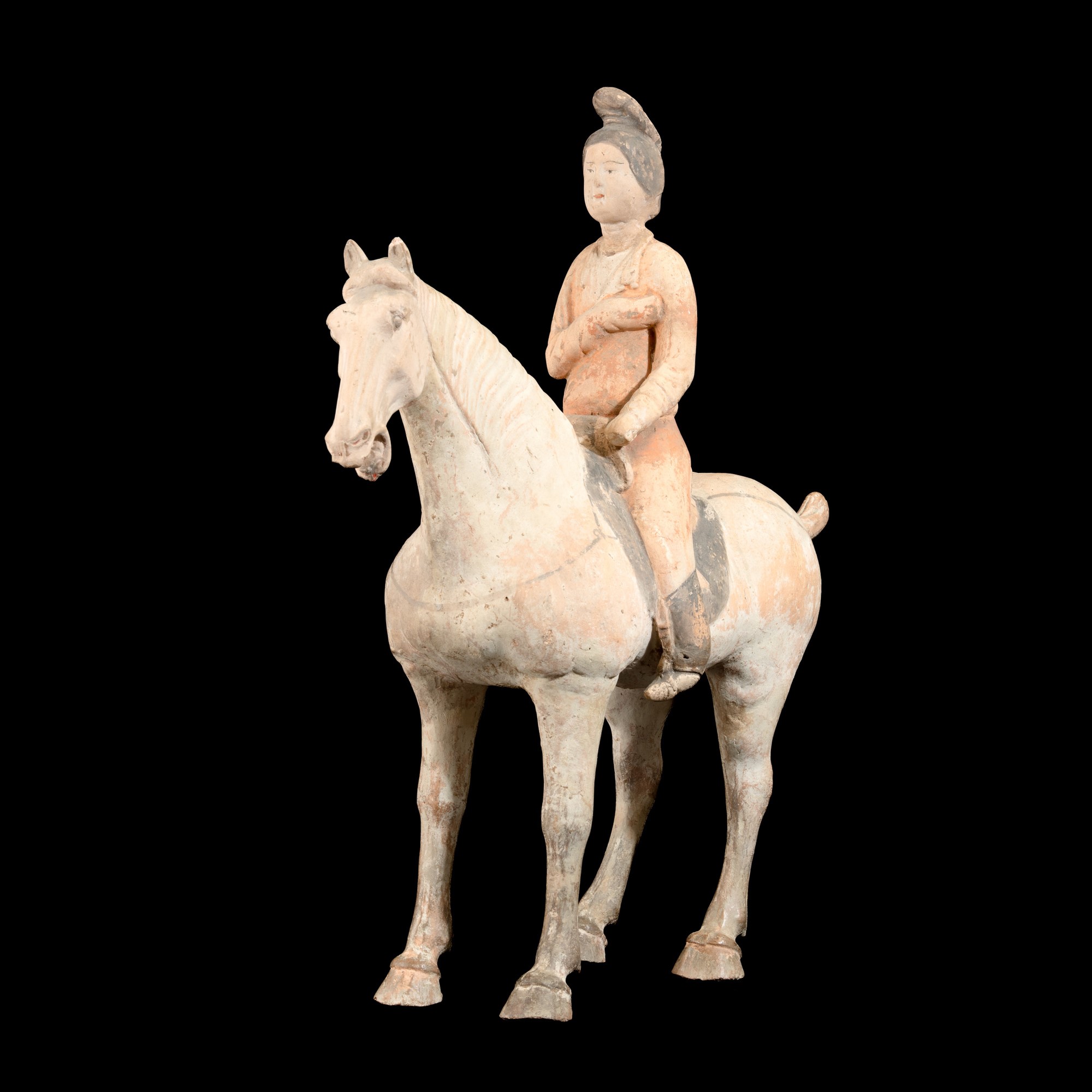 Cina, Dinastia Tang (618-906), Figura di amazzone in terracotta con tracce di policromia, su cava...