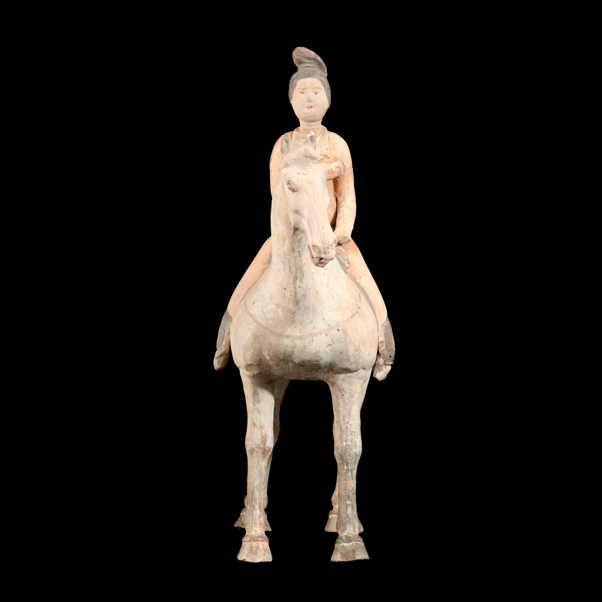 Cina, Dinastia Tang (618-906), Figura di amazzone in terracotta con tracce di policromia, su cava...