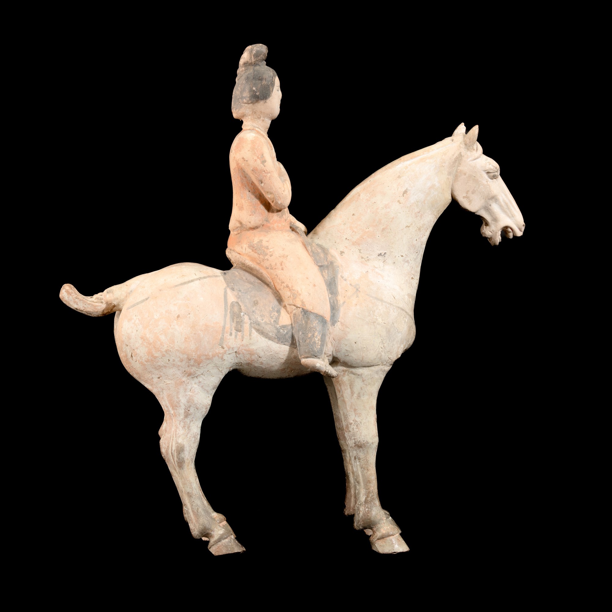 Cina, Dinastia Tang (618-906), Figura di amazzone in terracotta con tracce di policromia, su cava...