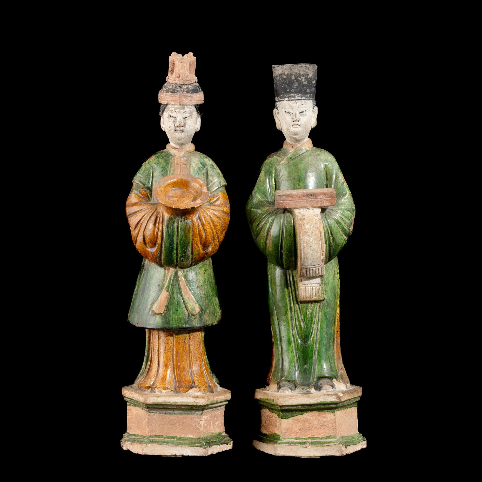 Cina, Dinastia Tang (618-906), Coppia di dignitari in terracotta policroma Sancai